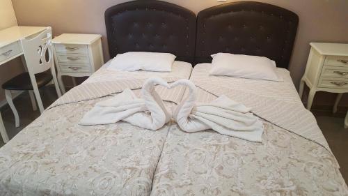 Una cama o camas en una habitación de Palataki Studios