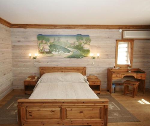 Ένα ή περισσότερα κρεβάτια σε δωμάτιο στο Hotel Orlinoye Gnezdo