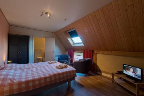 Una cama o camas en una habitación de B&B 't Maanhof