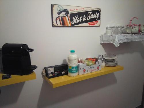 een kamer met twee gele planken aan een muur bij Bed & Breakfast Anzola in Anzola dell'Emilia