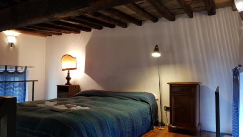 ローマにあるPantheon Placeのベッドルーム(ベッド1台、ランプ付)