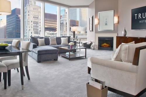 Area tempat duduk di Trump International Hotel & Tower Chicago