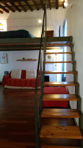 ローマにあるPantheon Placeの階段を上がってベッドルーム(二段ベッド付)へアクセスできます。