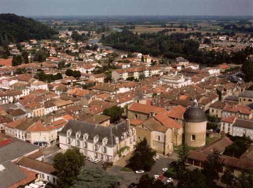 an aerial view of a small town with buildings at Gîte "Au Gré de l'Adour" in Aire-sur-lʼAdour