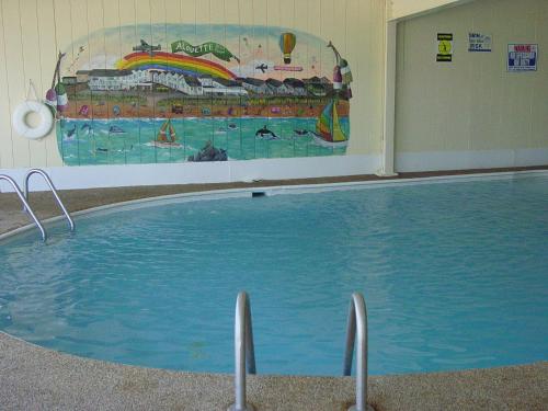 Bazén v ubytování Alouette Sunrise Suites nebo v jeho okolí