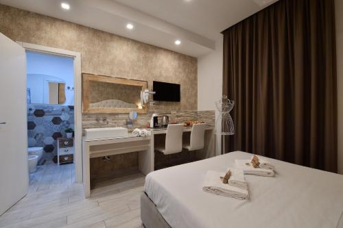 een hotelkamer met een bed en een badkamer bij Relais Vatican Secret in Rome