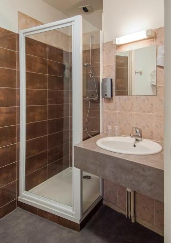 Bilik mandi di Logis Hôtel Restaurant Cazes Arazat