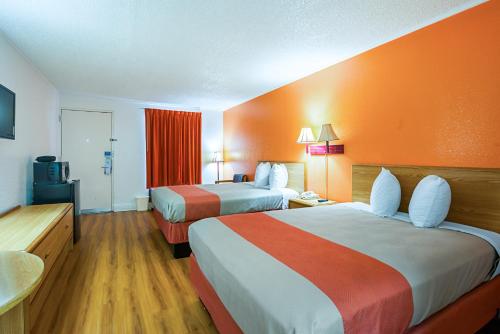 Postel nebo postele na pokoji v ubytování Motel 6-Perry, GA