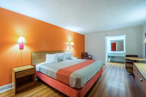 Postel nebo postele na pokoji v ubytování Motel 6-Perry, GA
