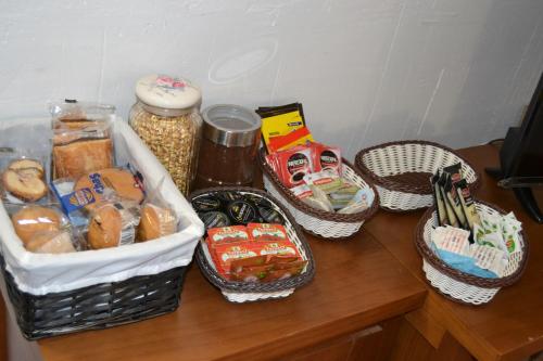 een tafel met manden brood en ander voedsel bij Apartamento San Mateo 1 in Cuenca