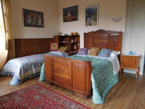 クミアーナにあるU Tejのツインベッド2台、木製家具が備わるベッドルーム1室が備わります。