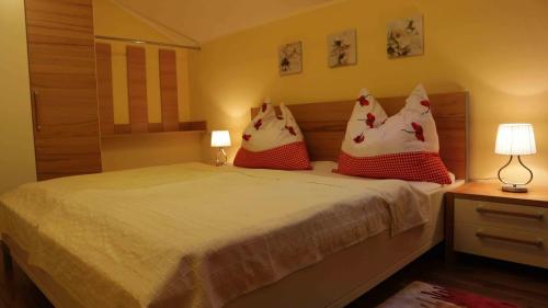 Een bed of bedden in een kamer bij Ferienwohnung Konold