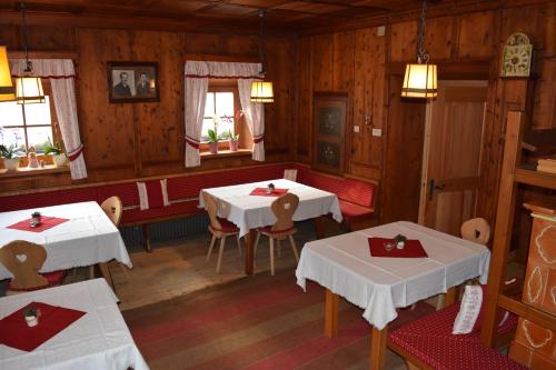 Restorāns vai citas vietas, kur ieturēt maltīti, naktsmītnē Apartments Unteradamerhof