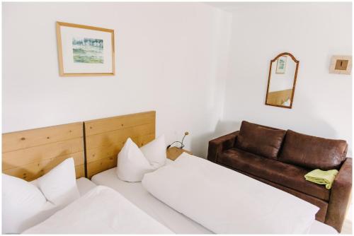 Ein Bett oder Betten in einem Zimmer der Unterkunft Gästehaus Niedermeierhof