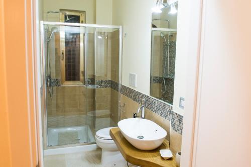 アレーツィオにあるVilla Cristina B&b Alezioのバスルーム(トイレ、洗面台、シャワー付)