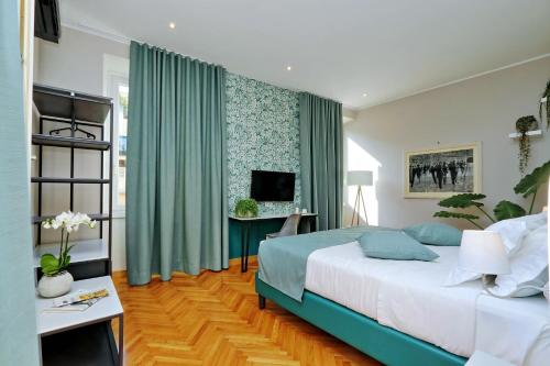ローマにあるヴィーコ ルームス & テラスのベッドルーム1室(ベッド1台、デスク、テレビ付)