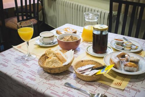 Hotel Casa El Rapido في فيليتشوسا: طاولة عليها طعام ومشروبات للإفطار