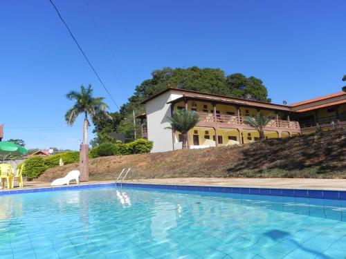 トレス・マリアスにあるPousada Doce Rioの家の前の大型スイミングプール