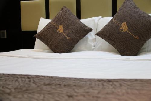 Una cama o camas en una habitación de Dorar Darea Serviced Apartments - Al Malqa