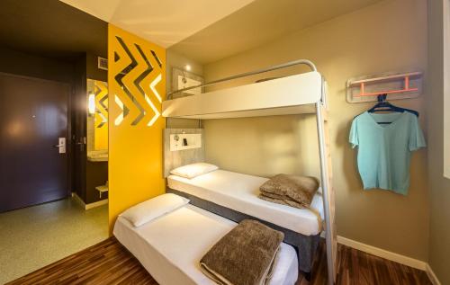 a bunk bed room with two beds and a shirt at ibis budget SP Centro Sao Joao in Sao Paulo