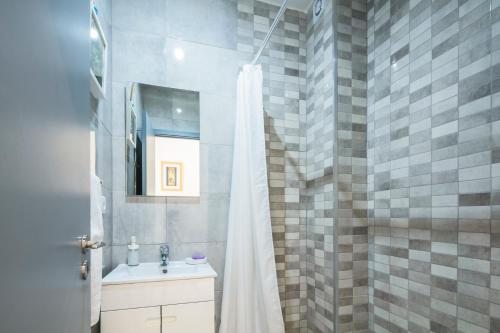 a bathroom with a shower curtain and a sink at Apartamento À Francos Gyn Lovers in Porto