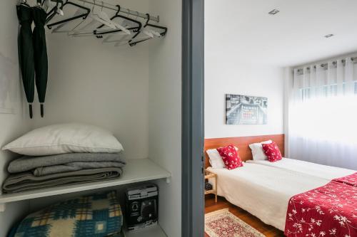 a bedroom with a bed and a window at Apartamento À Francos Gyn Lovers in Porto