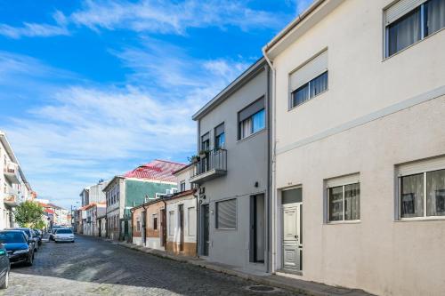 an empty street in a city with buildings at Apartamento Purple Room in Porto