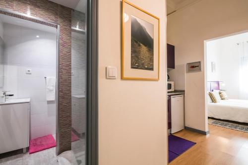 - Baño con ducha a ras de suelo junto a un dormitorio en Apartamento Purple Room, en Oporto