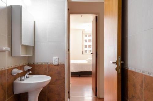 uma casa de banho com um lavatório e um WC num quarto em Apartamento Obispo Trejo IV by Lofty em Córdoba