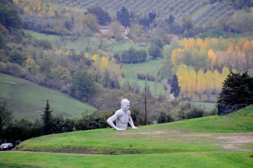 a statue of a man sitting on top of a hill at Casa Tarrini in Chianni