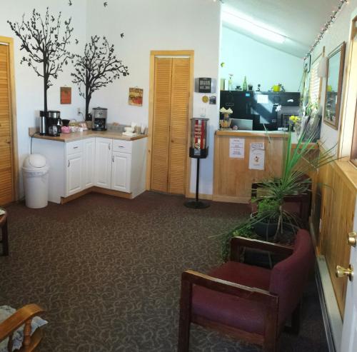 a room with a waiting room and aasteryasteryasteryasteryasteryasteryasteryastery at Western Inn Motel & RV Park in Fairplay