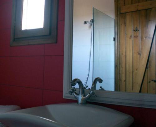 ein Bad mit einem Waschbecken und einem Spiegel in der Unterkunft Birds Bay in Petra