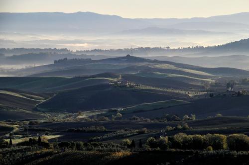 a view of a valley in the hills at Casa Tarrini in Chianni