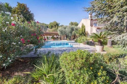 un jardín con piscina y una casa en villa ollioules, en Ollioules