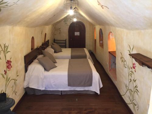 Un pat sau paturi într-o cameră la Hacienda Las Cuevas Terra Lodge