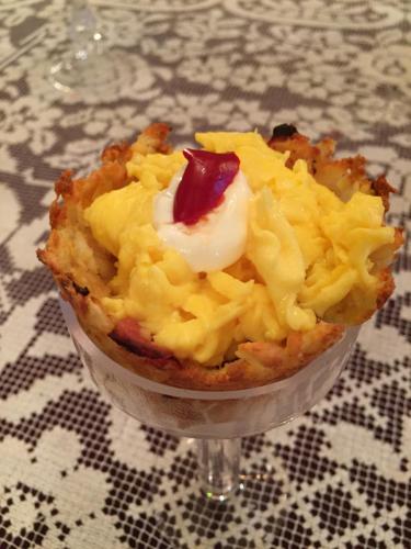 een dessert in een kom op een tafel bij Luther Ogden Inn in Cape May