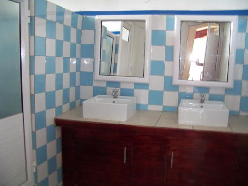 - Baño con 2 lavabos y 2 espejos en Le Yanrie, en Bouchon