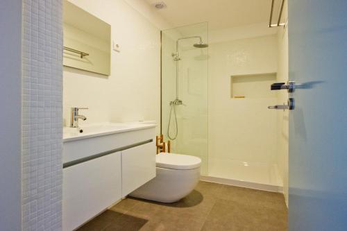 ポルトにあるOliveirinhas Porto Apartmentのバスルーム(トイレ、洗面台、シャワー付)