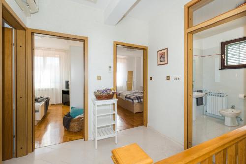 una camera con corridoio, bagno e camera da letto di Apartment Qualich a Plomin (Fianona)