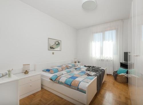 una camera bianca con letto e scrivania di Apartment Qualich a Plomin (Fianona)