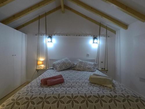 Un dormitorio con una cama grande con dos almohadas. en Loft Mártires, en Oporto