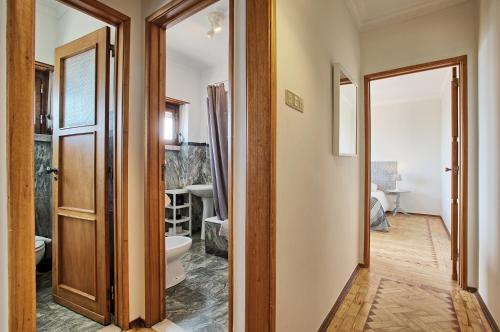 La salle de bains est pourvue de toilettes et d'un lavabo. dans l'établissement Apolónia 3 Frontal River View, à Lisbonne