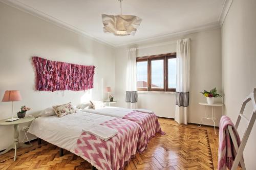 リスボンにあるApolónia 3E Five Bedroomsの白いベッドルーム(ベッド1台、窓付)