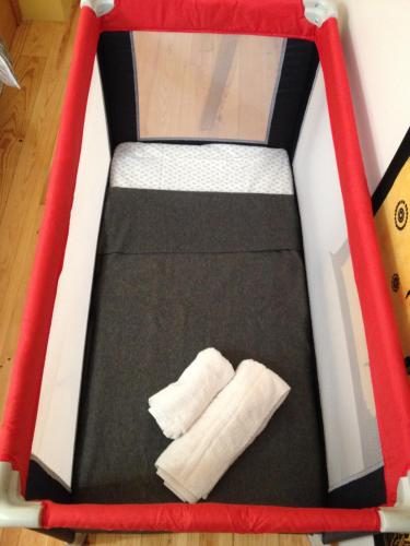 - un lit rouge et blanc avec 2 serviettes dans l'établissement Loft Taipas, à Porto