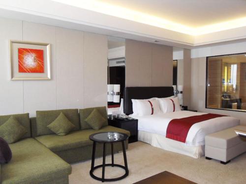 a hotel room with a bed and a couch at Haiwahai Hotel - Thousand Island Lake in Thousand Island Lake