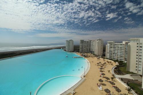 vistas a una playa con piscina y al océano en Resort Urbano Laguna del Mar, en La Serena