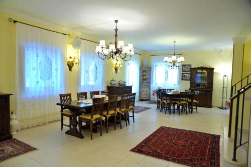 Un comedor y una sala de estar con mesa y sillas. en Relais Casabella, en Martina Franca