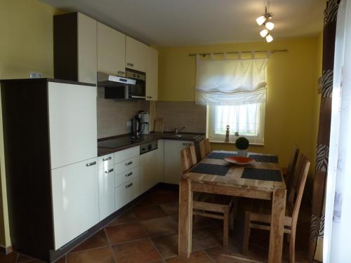 eine Küche mit Tisch und Esszimmer in der Unterkunft Family Apartments Tom in Ostseebad Karlshagen