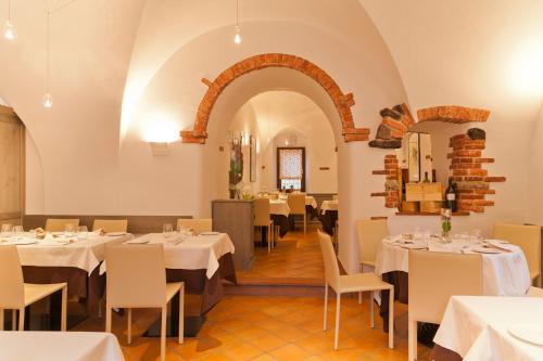 Albergo Ristorante La Palmaにあるレストランまたは飲食店