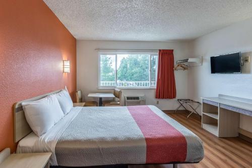 Säng eller sängar i ett rum på Motel 6-Beaverton, OR